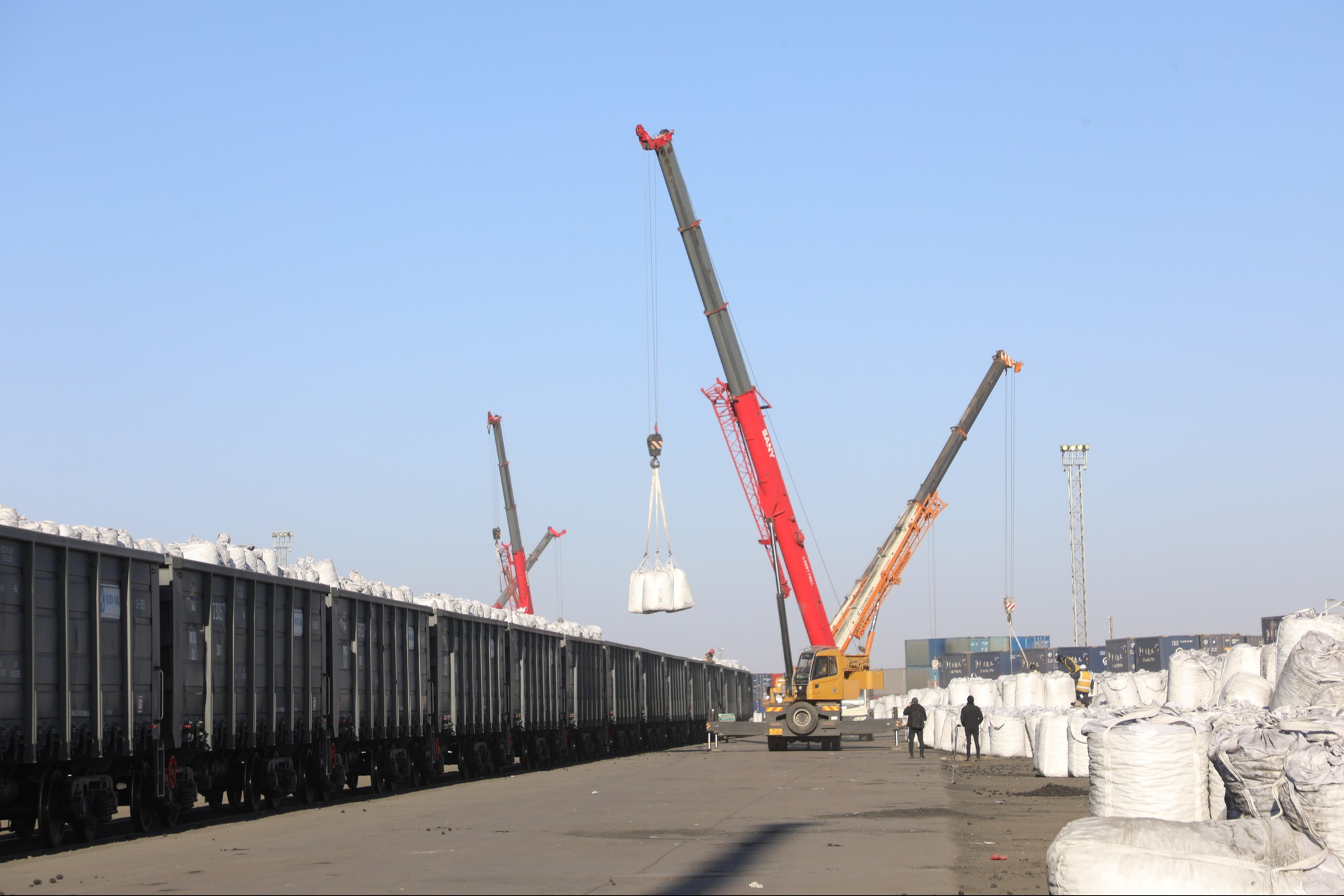 Хагас коксон түлшийг хувийн хэвшлийн дөрвөн компани тээвэрлэж байна